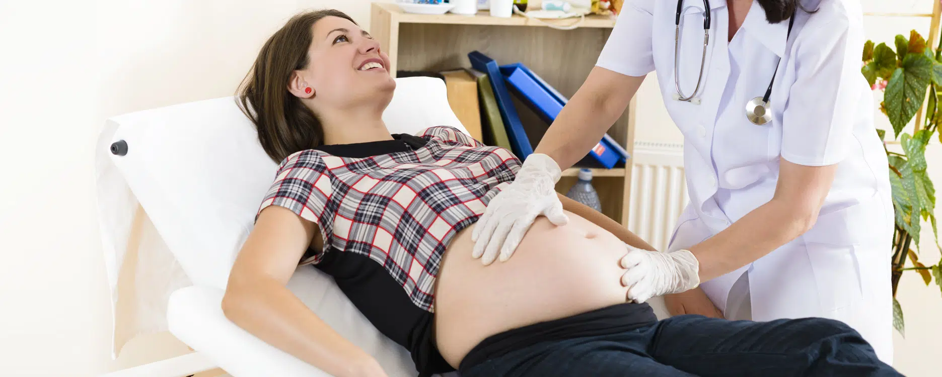 Femme enceinte consultée par un gynécologue