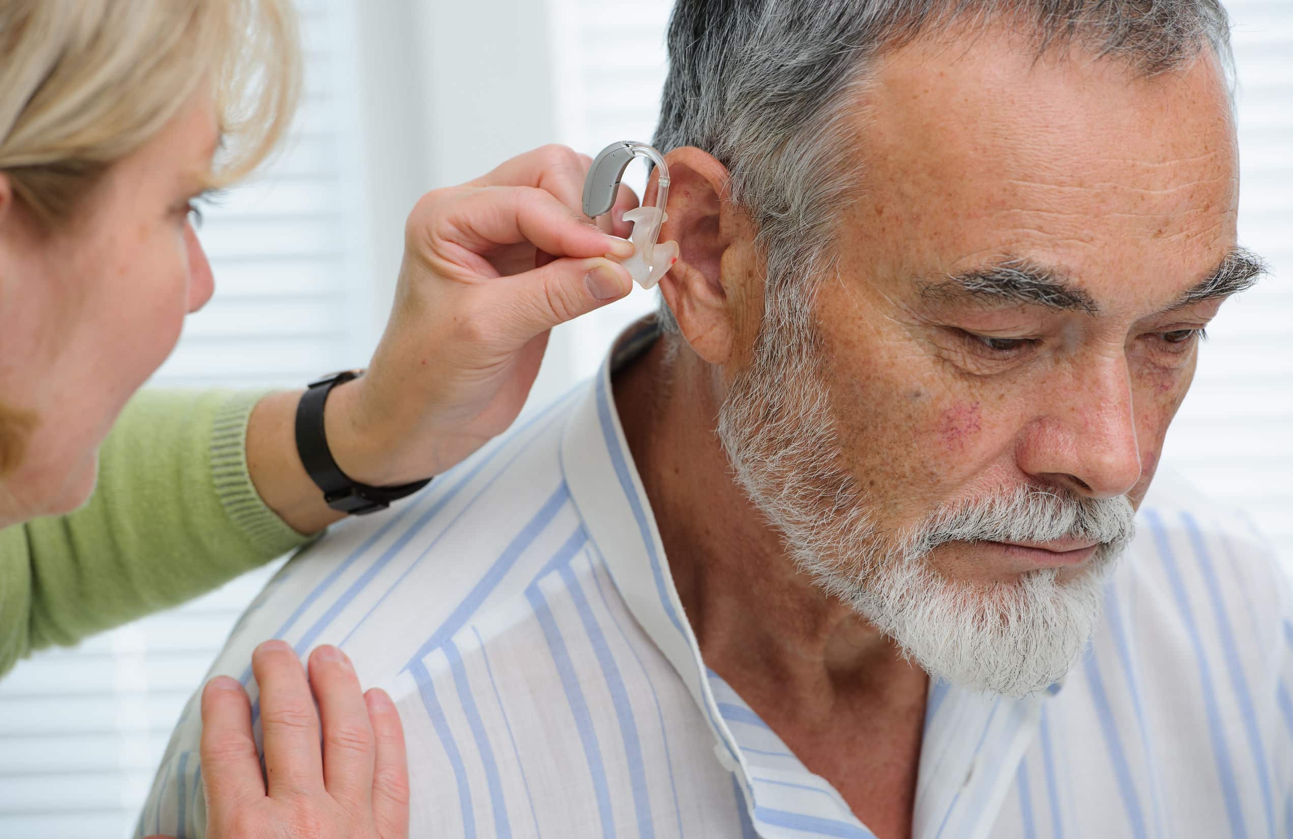 Une audioprothésiste en consultation
