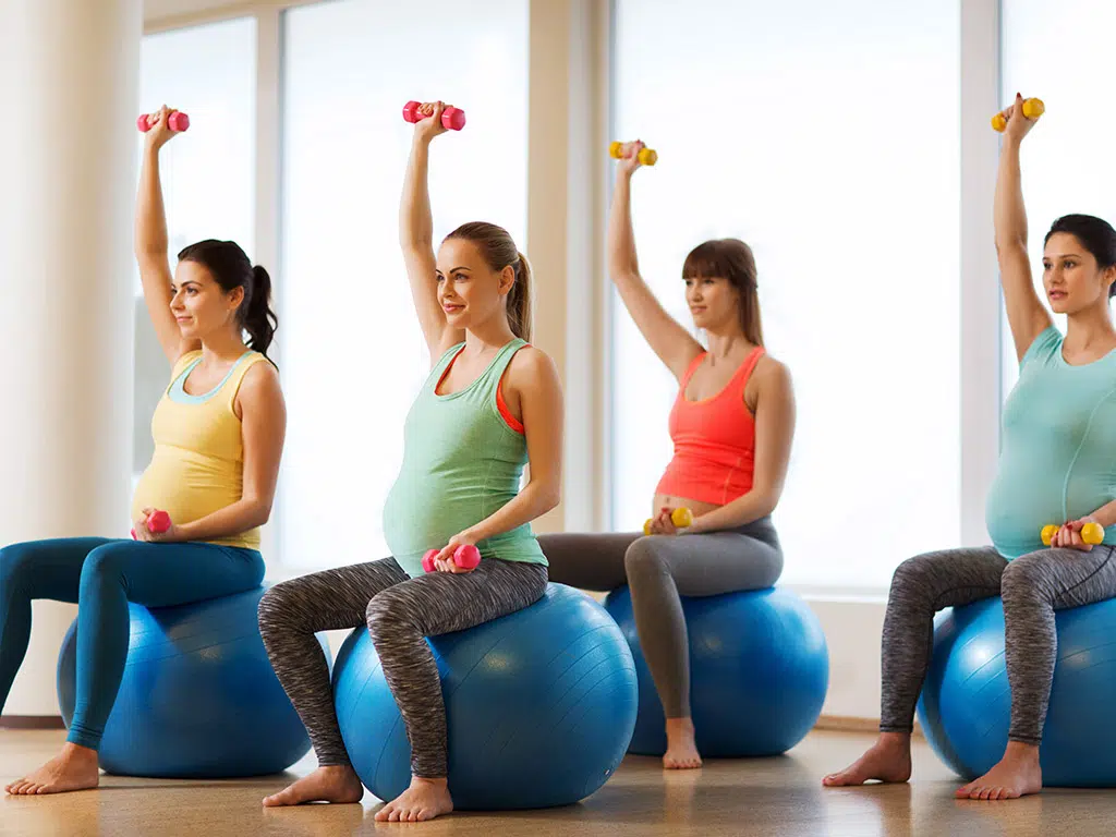 Groupe de femmes enceintes en salle de gym