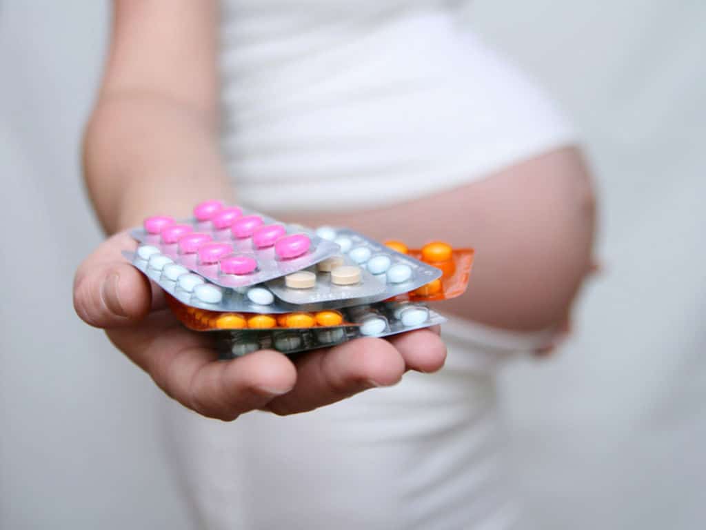 Femme enceinte avec des médicaments