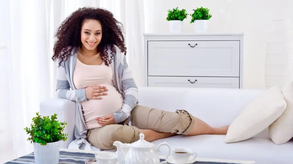 Femme enceinte détendue