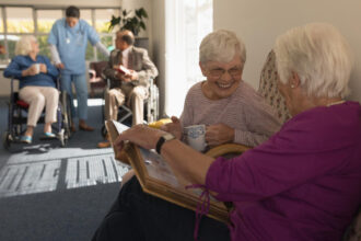 Bien-être en EHPAD : quand les soins sans médicaments changent le quotidien des seniors à Marseille