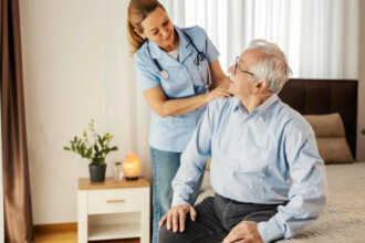 Maintien à domicile des seniors : comment s'organiser et trouver la bonne aide ?