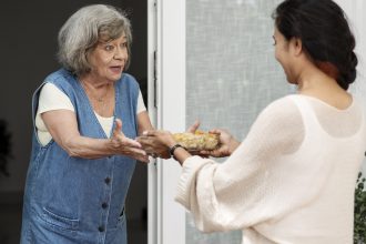 Portage de repas à domicile : comment le financer grâce aux aides et à votre mutuelle ?