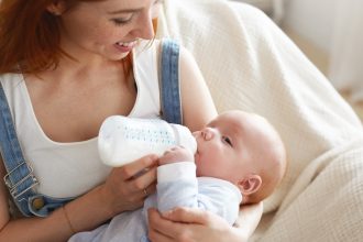 Quel lait anti-coliques choisir sur pharmazon.fr pour améliorer le confort digestif de bébé ?